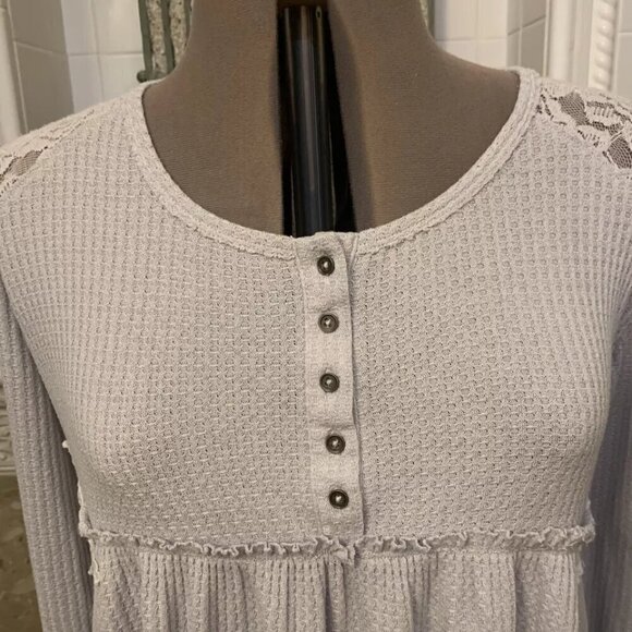 Xhileration. Size 2X. Stretch Top. Appliques. Lace. 1/3 Button Placket. B108 - Picture 6 of 7